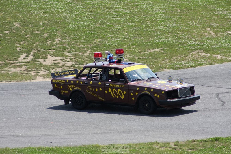 Illustration for article titled The 24 Hours Of LeMons New England 2009 Über Gallery, Part 1